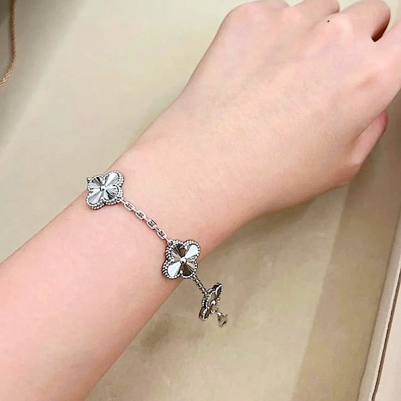 Silver Four Leaf Clover Matching Necklace Bracelet Earrings Set - Picture 6 of 7